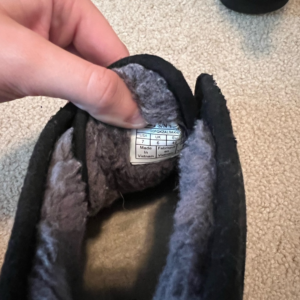 Size 7 Ugg shoes